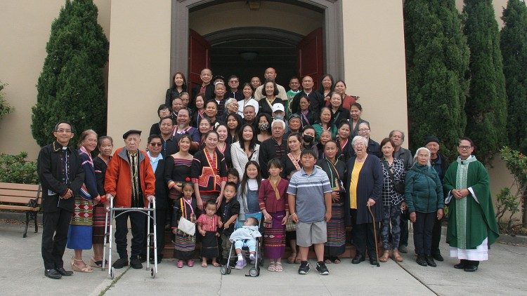 Membros da comunidade Khmu, alguns com roupas tradicionais, em frente à Igreja St David of Wales (foto de Charlotte Hall)