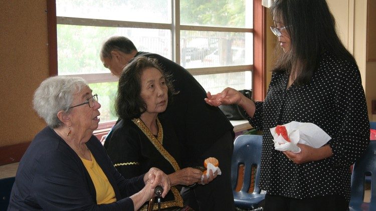 A irmã Michaela ouve atentamente uma mulher que lhe pede conselhos