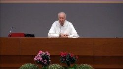 El padre Radcliffe ofrece la tercera meditación a los participantes en la XVI Asamblea General del Sínodo de los Obispos