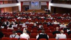 മെത്രാന്മാരുടെ സിനഡിന്റെ പതിനാറാമത് ഓർഡിനറി അസംബ്ലിയിലെ അംഗങ്ങളും പ്രതിനിധികളും പ്രത്യേക ക്ഷണിതാക്കളും ഫ്രത്തേർണ ഡോമൂസ് (Fraterna Domus) ധ്യാനകേന്ദ്രത്തിൽ പ്രാർത്ഥനയിൽ .