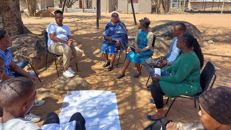 Des participants à la session de formation à la gestion communautaire de la réduction des risques des catastrophes organisée par Caritas Africa du 25 au 30 septembre 2023
