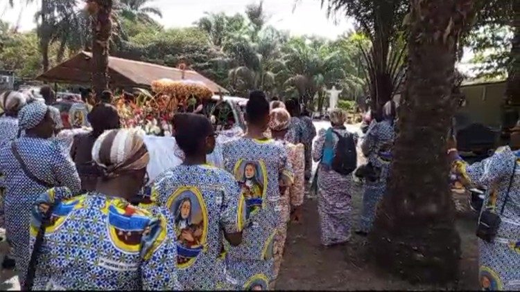 Procession, en la mémoire de sainte Thérèse de l'Enfant Jésus, à Kinshasa (RDC), le 1er octobre 2023.