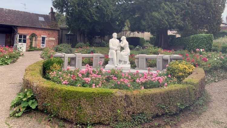 Statue von Louis Martin und der heiligen Therese vor ihrem Haus in Lisieux in Frankreich