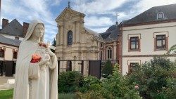Una statua dedicata a santa Teresa di Lisieux nella sua città in Francia