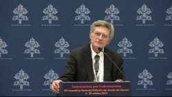 Coletiva de atualização com Paolo Ruffini sobre a 16ª Assembleia Geral Ordinária do Sínodo dos Bispos