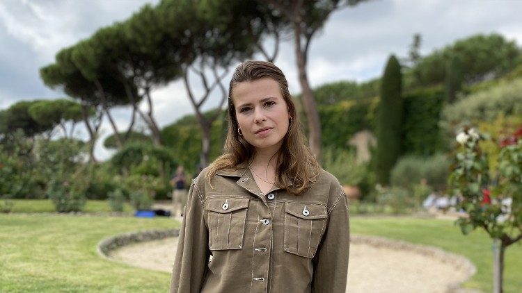 Luisa Neubauer vor zwei Jahren in den Vatikanischen Gärten