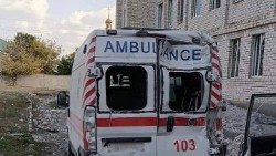 ഉക്രൈനിൽ നടന്ന ഒരു ആക്രമണത്തിൽ തകർന്ന ആംബുലൻസ്