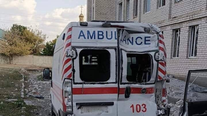 ഉക്രൈനിൽ നടന്ന ഒരു ആക്രമണത്തിൽ തകർന്ന ആംബുലൻസ്