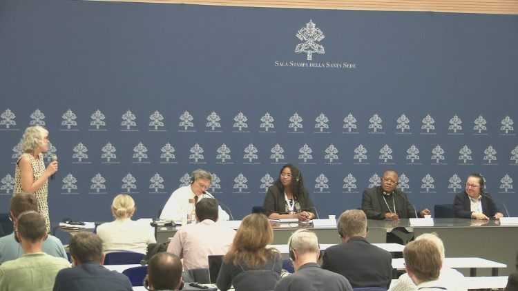 10月7日的世界主教会议简报会