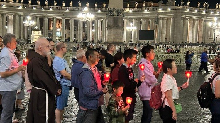 Mit einer Lichterprozession wurde am Samstag auf dem Petersplatz für ein Gelingen der Synode gebetet