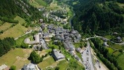Vista di Gromo dall'alto: un borgo immerso nel verde