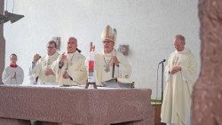 Bischof Dr. Gebhard Fürst (2.v.r.) und Erzbischof Hanna Rahmé (3.v.r.), Foto: DRS/Waggershauser 