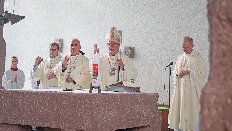 Bischof Dr. Gebhard Fürst (2.v.r.) und Erzbischof Hanna Rahmé (3.v.r.), Foto: DRS/Waggershauser 
