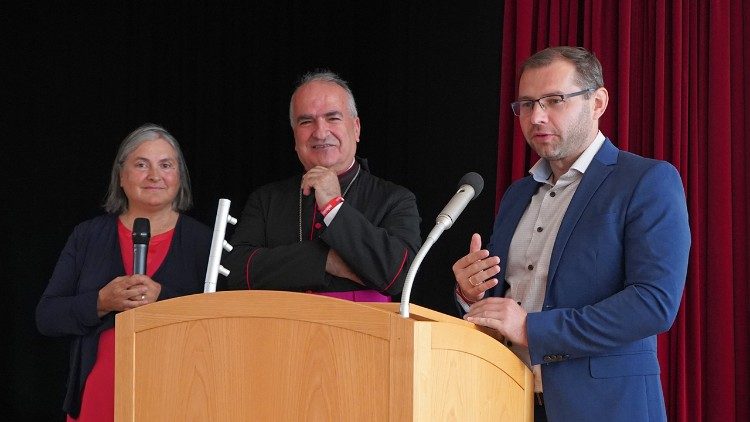  Erzbischof Hanna Rahmé (Mitte) beantwortet Fragen im Gemeindezentrum  