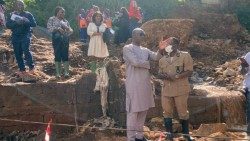 Descente des autorités camerounaises sur les sites d'éboulement du dimanche 8 octobre 2023 à Mbankolo, un quartier de la capitale Yaoundé