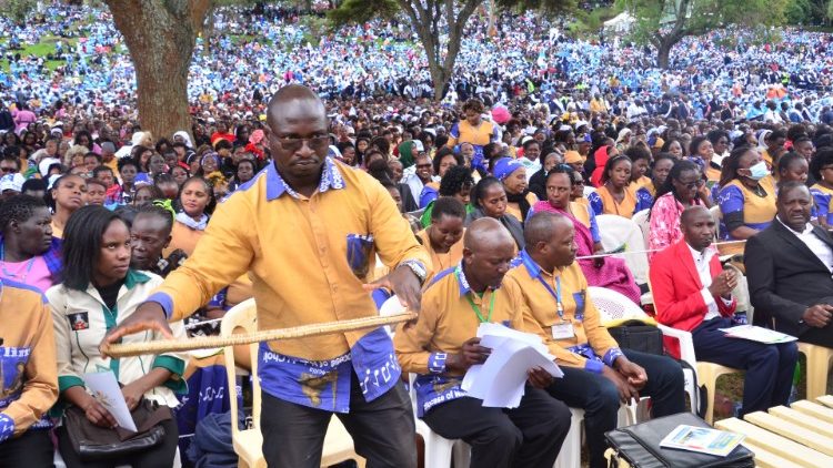 Un choriste jouant un instrument traditionnel à la journée nationale de prière au Kenya.