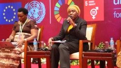 Bei einer Konferenz zum Thema weibliche Genitalverstümmelung in Tansania