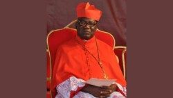 2023.10.11 दार-एस-सलाम के सेवानिवृत महाधर्माध्यक्ष कार्डिनल पोलिकार्प पेंगो 