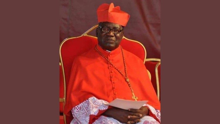 2023.10.11 दार-एस-सलाम के सेवानिवृत महाधर्माध्यक्ष कार्डिनल पोलिकार्प पेंगो 