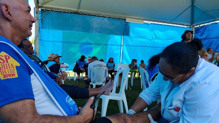 Ajudando os romeiros