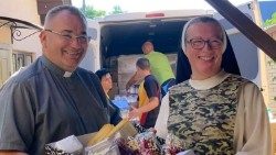 Rozładunek transportu pomocy humanitarnej w Żółkwi