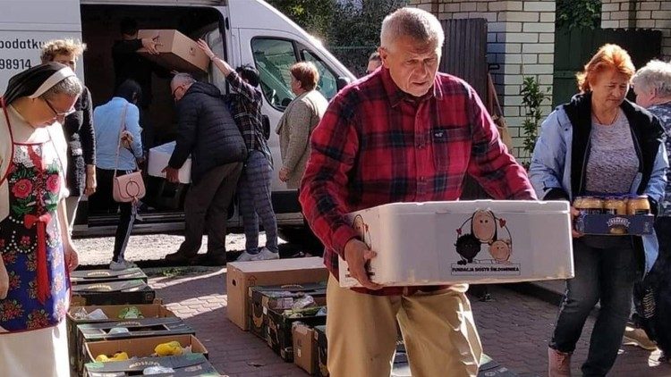 Rozładunek transportu pomocy humanitarnej