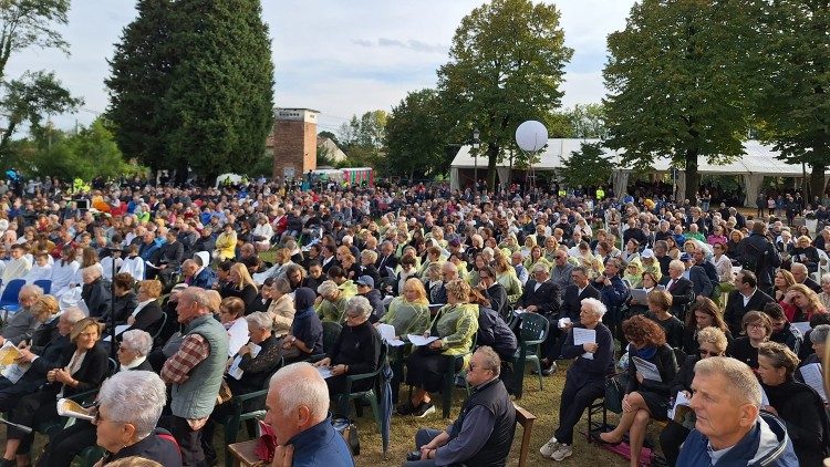 Fiéis na missa da "peregrinatio corporis" de Pio X
