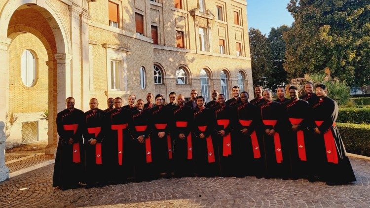 Wanafunzi na mavazi yao yao ya Chuo.