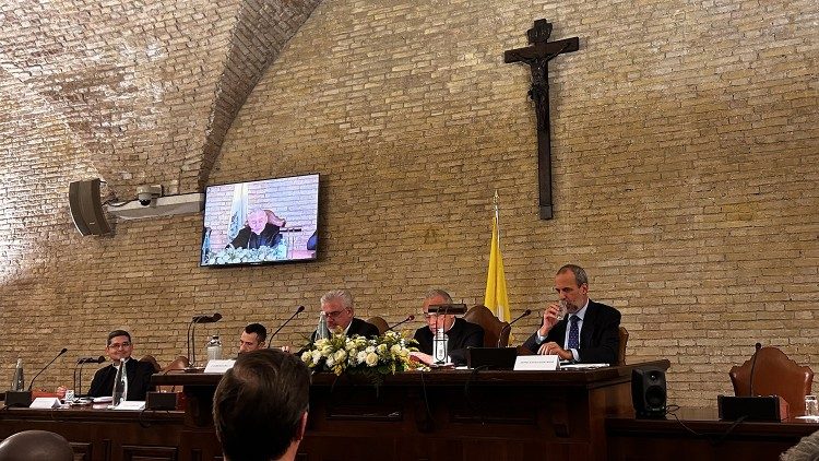 La presentazione della Laudate Deum al Corpo diplomatico nell'Aula vecchia del Sinodo, in Vaticano