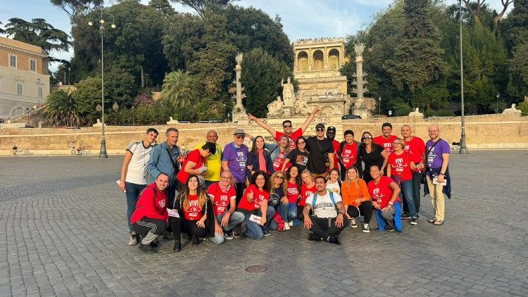 O grupo de missionários na Piazza del Popolo para a Missão de Rua