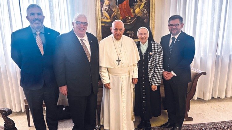 Papst Franziskus mit Schwester Jeannine Gramick und dem Team von New Ways Ministry