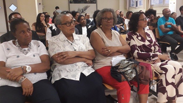 Maria João Brito, (1ª da direita) num encontro da comunidade caboverdiana em Roma.