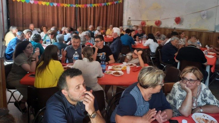 Una festa nel quartiere con le famiglie ucraine 