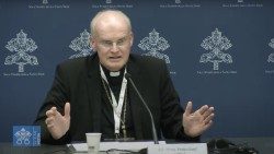 Bischof Franz-Josef Overbeck beim Pressebriefing zur Weltsynode
