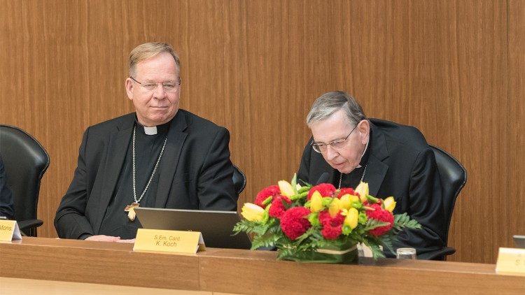 Кардынал Курт Кох (справа) і арцыбіскуп Віленскі Гінтарас Грушас (злева)