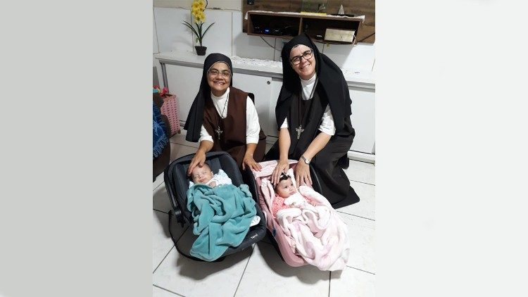 Zwei Karmelitermissionare des Heiligen Geistes mit 2 Kindern bei der Aufnahme