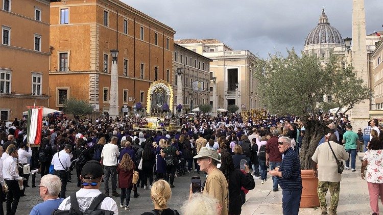 Arhivă: romani și pelerini mergând spre Piața San Pietro