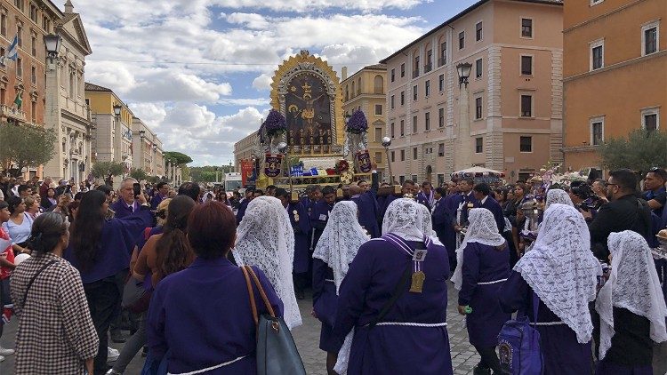 Diversos fieles acompañan la procesión del Señor de los Milagros en 2023.