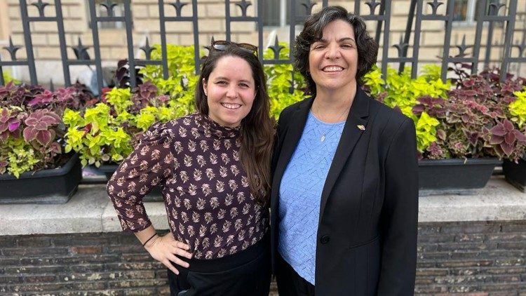 Anna Robertson und Ellie Hidalgo