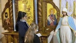 Сестра Анастасія Заброцька молиться разом з дівчинкою до Богородиці