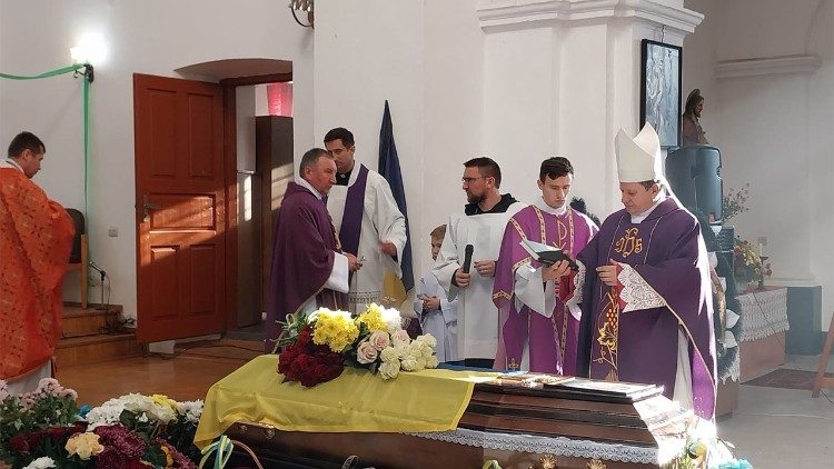 Bischof Vatalij Skomarovskyj bei der Beerdigung eines ukrainischen Soldaten
