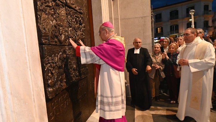 Monsignor Tommaso Caputo benedice la nuova porta di bronzo dedicata al beato Bartolo Longo nella navata di destra del Santuario della Madonna del Rosario di Pompei