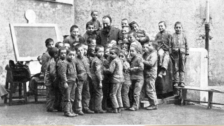 Bartolo Longo con i bambini assistiti dalle opere di carità del Santuario di Pompei