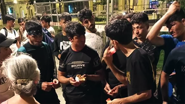 Giovani migranti a Trieste ricevono beni di prima necessità da Linea d'Ombra una delle associazioni di volontariato operanti in città