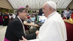 Papež Frančišek in celjski škof Maksimilijan Matjaž ob sklepu prvega zasedanja škofovske sinode o sinodalnosti.