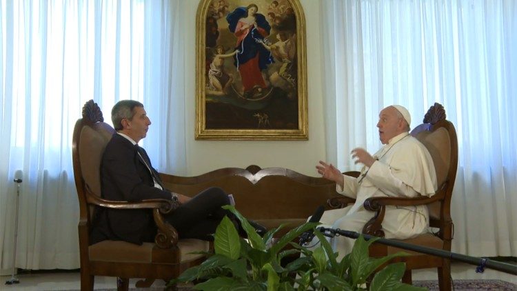 Papa Francesco durante l'intervista al Tg1 Rai