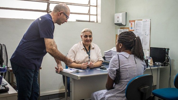Le soutien psychologique est une priorité pour offrir une attention intégrale aux migrants. Les religieuses et les prêtres de la Famille scalabrinienne coordonnent des programmes de soutien au complexe processus d'adaptation à une nouvelle culture. (Giovanni Culmone/ Global Solidarity Fund)