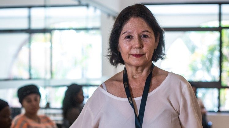 Berenice Young, psychologue de Missao Paz, dirige un programme d'accompagnement pour les migrants nouvellement arrivés afin de les aider à comprendre la dynamique d'adaptation à leur nouvelle société. (Giovanni Culmone/ Global Solidarity Fund)