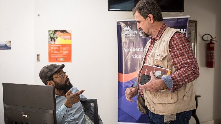 Le père Adelmar Barilli (à droite) rappelle que l'accueil des migrants doit faire l'objet d'une attention particulière. Chaque jour, il reçoit des dizaines de personnes au Cibai de Porto Alegre. (Giovanni Culmone/ Global Solidarity Fund)
