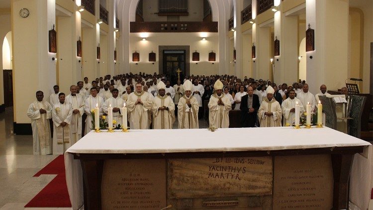  വത്തിക്കാനിലെ കൊളെജ്ജോ ഉർബാനോയിൽ സിസിബിഐയുടെ ആഭിമുഖ്യത്തിൽ 300 ലധികം ഇന്ത്യൻ പുരോഹിതരും, സന്യാസിനികളും, വൈദീക വിദ്യാർത്ഥികളും ഒരുമിച്ച് അർപ്പിച്ച ദിവ്യബലി.